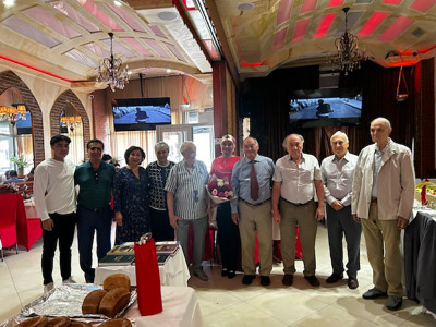 Справо-налево: Роберт Пинхасов, Анатолий Давыдов, Алишер Кариев,Саидахрор Гулямов и дочь Умида-хон, Велиям Кандинов, супруга Академика - Салиха-хон, Лиза Бангиева, Алик Лайлиев, внук Академика