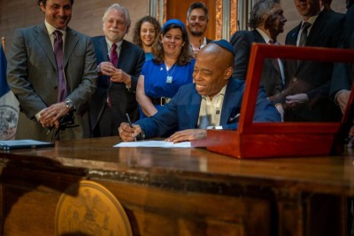 BJL Publisher Yaakov Serle Attends Mayor Adams Signing Of Executive Order Earlier This Year For NYC To Use IHRA Definition With Dr. Phil At Powerful Forum With Jewish Leaders To Combat Antisemitism.