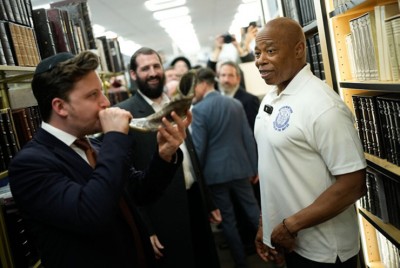 New York City Mayor Eric Adams meets with Jewish community leaders and walks through local businesses in Borough Park ahead of the upcoming High Holidays on Monday, September 15, 2025. Photo: Michael Appleton/Mayoral Photography Office.