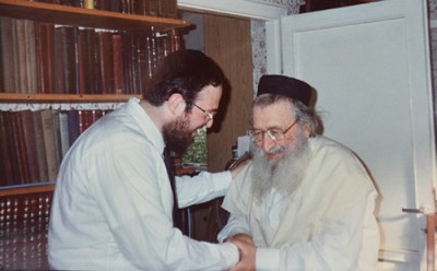The Rosh HaYeshiva Rav Aharon Walkin Shlita speaking with Rav Binyomin Hatzadik Harav Binyamin Zilber Ztl, Author of Sefer Shelos Utshuvos ‘Oz Nidberu’