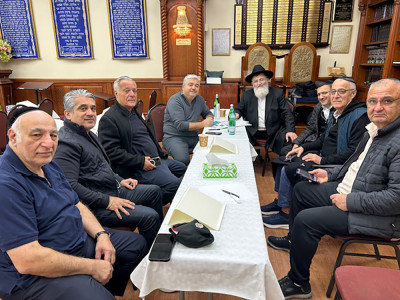 Cправо-налево: Исраил Ахунов - строитель-представитель заказчика, Илья Коптиев, Симха Мушеев, Рав Имануэл Шимонов, Симха Алишаев, Рафаэл Коптиев, Мики Аронбаев и Михаил Пинхасов